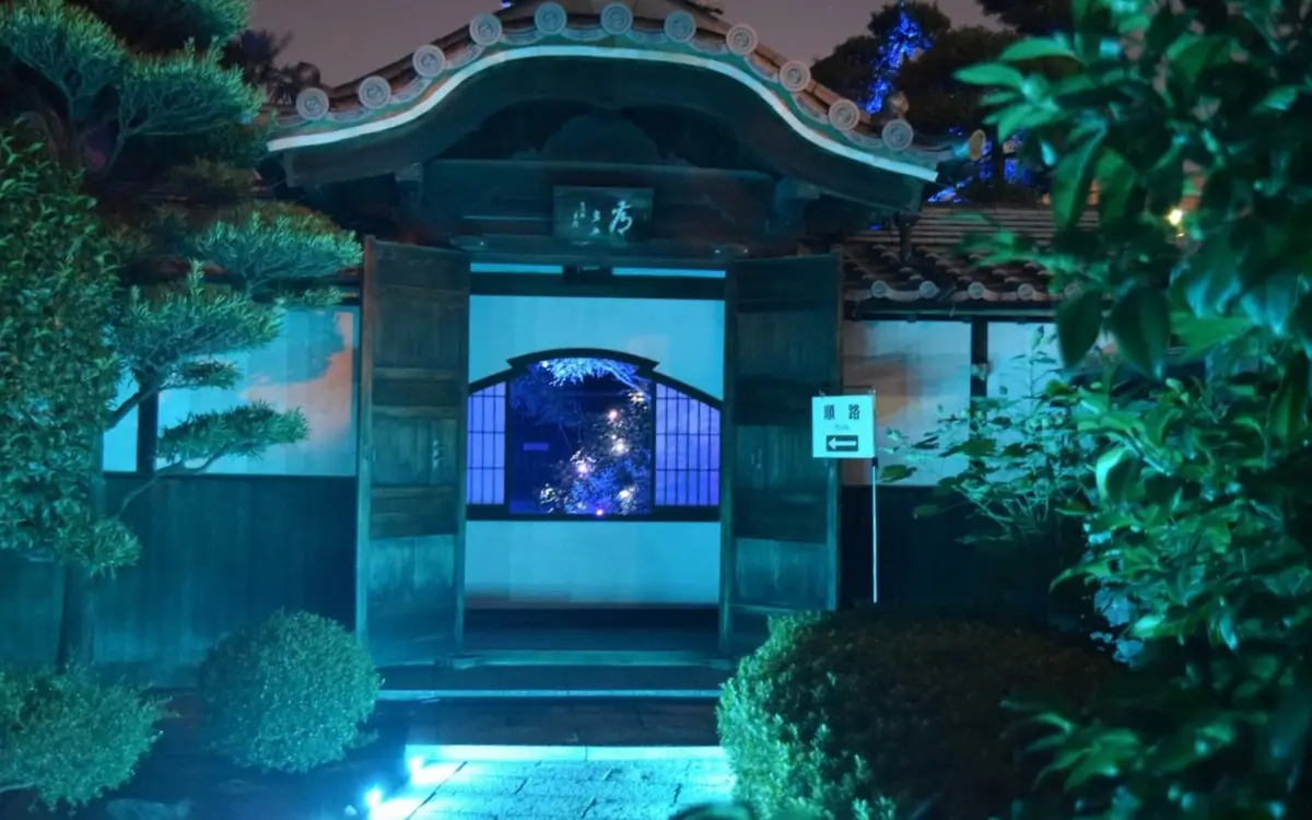 博多旧市街ライトアップウォークで灯りに包まれた永寿院の境内